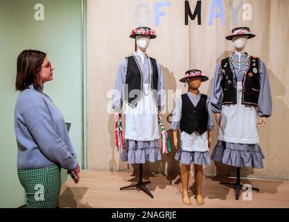 Warwickshire, England.13. februar 2023 Compton Verney richtet die erste Ausstellung aus, die den britischen Volkskleidung und Bräuchen gewidmet ist. Flowers of May Costumes, 1976 hielt Poyton Jemmers morris Side in Sidmouth einen Workshop vor allem für Frauen ab, benannt nach ihrer ersten Tanzvorstellung im Mai 1977.Compton, Verney vom 11. Februar bis 11. Juni 2023.Paul Quezada-Neiman/Alamy Live News Stockfoto