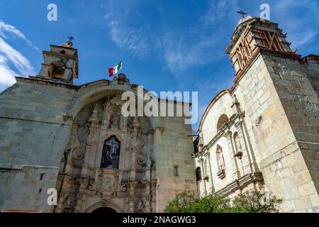 Die Kirche des Heiligen Franziskus von Assisi und die Kapelle des Dritten Ordens auf der rechten Seite, in der historischen Stadt Oaxaca, Mexiko. Die Fassade der Hauptkirche Stockfoto