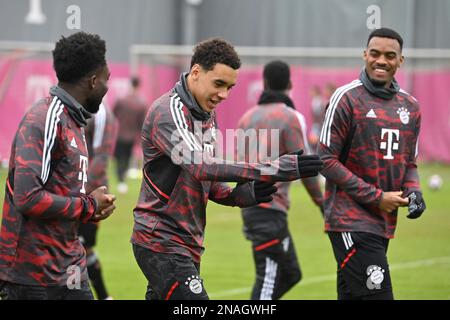 München, Deutschland. 13. Februar 2023. Von links: Alphonso DAVIES (FC Bayern München), Jamal MUSIALA (FC Bayern München), Ryan GRAVENBERCH (FC Bayern München). Fußball-Champions-League-Runde 16: Paris Saint Germain - FC Bayern München, ABSCHLUSSTRAINING am 13. Februar 2023? Kredit: dpa/Alamy Live News Stockfoto