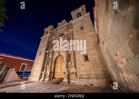 Die Fassade der Kirche oder des Tempels von San Felipe Neri im historischen Zentrum der Stadt Oaxaca, Mexiko, bei Nacht. UNESCO-Weltkulturerbe. Stockfoto