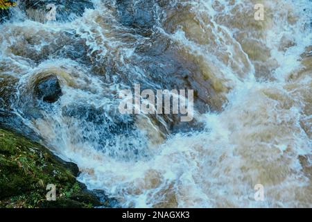 Wasserströmungen auf einem schnell fließenden Fluss in Schottland. Stockfoto