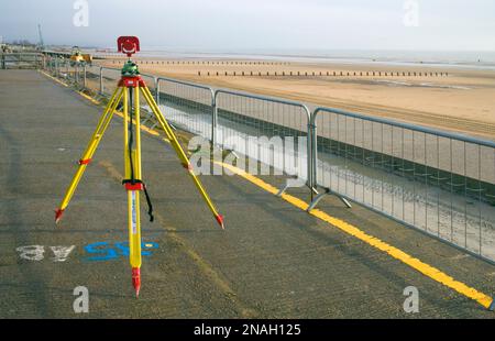 Theodoliten zur Vermessung im dymchurch-Hochwasserschutzprojekt Stockfoto