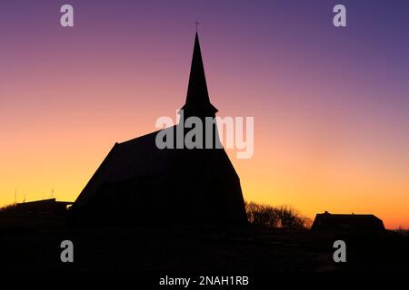 Chapelle Notre-Dame de la Garde über dem Porte d'Aval und der Needle in Etretat (seine-Maritime), Normandie, Frankreich bei Sonnenaufgang Stockfoto