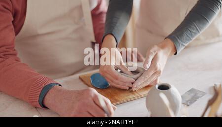 Töpferkurs, Workshop und Kunstunterricht eines Lehrers und Schülers, der mit Ton arbeitet. Kreative, ältere Lehrkräfte und Studiokünstler arbeiten mit Stockfoto