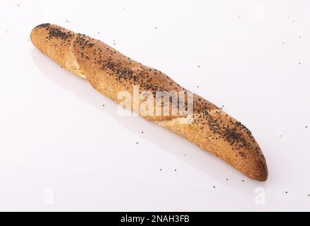 Frisch gebackene, krustige, hausgemachte Butterrollen oder gebackene Hörner mit Eiern und Käse isoliert auf weißem Hintergrund, traditionelles bulgarisches Frühstück Stockfoto