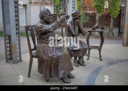 Die Skulptur „Women are Persons“ zeigt die berühmten fünf auf einer Teeparty in Calgary, Alberta, Kanada Stockfoto