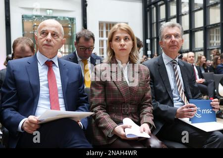 Berlin, Deutschland. 13. Februar 2023. Mircea Geoana (l-r), Stellvertretender Generalsekretär der NATO, ukrainischer Stellvertretender Premierminister Olha Stefanischyna und Christoph Heusgen, Vorsitzender des MSC, treffen zum Auftakt der Münchner Sicherheitskonferenz (MSC) in der bayerischen Staatsvertretung ein. Kredit: Jörg Carstensen/dpa/Alamy Live News Stockfoto