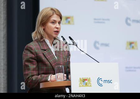 Berlin, Deutschland. 13. Februar 2023. Der stellvertretende ukrainische Ministerpräsident Olha Stefanischyna spricht zu Beginn der Münchner Sicherheitskonferenz (MSC) in der bayerischen Landesvertretung. Kredit: Jörg Carstensen/dpa/Alamy Live News Stockfoto