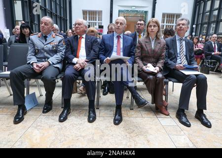 Berlin, Deutschland. 13. Februar 2023. Generalleutnant Carsten Breuer (l-r), Wolfgang Ischinger, ehemaliger Vorsitzender des MSC, Mircea Geoana, Stellvertretender Generalsekretär der NATO, stellvertretender Ministerpräsident der Ukraine, Olha Stefanischyna, und Christoph Heusgen, Vorsitzender des MSC, kommen zum Auftakt der Münchner Sicherheitskonferenz (MSC) in der Landesvertretung Bayerns. Kredit: Jörg Carstensen/dpa/Alamy Live News Stockfoto