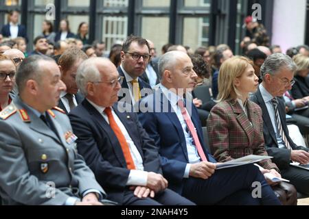 Berlin, Deutschland. 13. Februar 2023. Generalleutnant Carsten Breuer (l-r), Wolfgang Ischinger, ehemaliger Vorsitzender des MSC, Mircea Geoana, Stellvertretender Generalsekretär der NATO, stellvertretender Ministerpräsident der Ukraine, Olha Stefanischyna, und Christoph Heusgen, Vorsitzender des MSC, kommen zum Auftakt der Münchner Sicherheitskonferenz (MSC) in der Landesvertretung Bayerns. Kredit: Jörg Carstensen/dpa/Alamy Live News Stockfoto