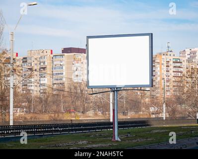 Modell mit Straßenwerbung in Bukarest, Rumänien. Stockfoto