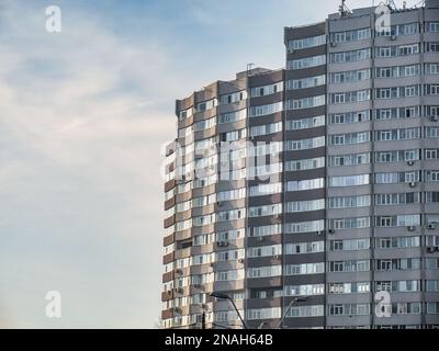 Neues, renoviertes altes kommunistisches Apartmentgebäude. Hässliches, traditionelles kommunistisches Wohnensemble Stockfoto