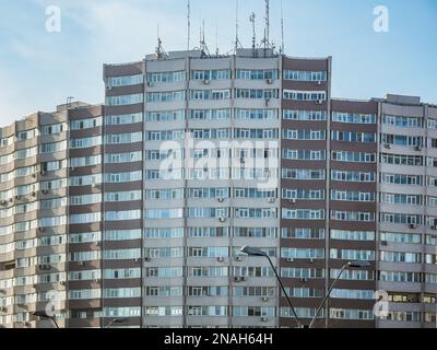 Neues, renoviertes altes kommunistisches Apartmentgebäude. Hässliches, traditionelles kommunistisches Wohnensemble Stockfoto