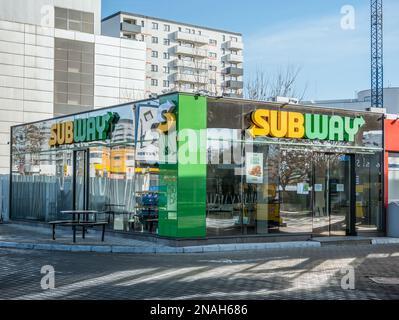 Bukarest, Rumänien - 01.01.2023: Neues Fast-Food-Restaurant der Subway wurde an einer Tankstelle in Bukarest eröffnet Stockfoto