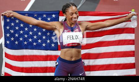 06. AUGUST 2021 – Tokio, Japan: Allyson Felix aus den Vereinigten Staaten feiert den Gewinn einer historischen Bronzemedaille das Athletics Women's Final 400m bei den Olympischen Spielen 2020 in Tokio, das sie zur meistdekorierten Leichtathletikerin in der Olympischen Geschichte macht (Foto: Mickael Chavet/RX) Stockfoto