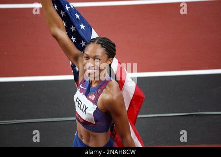 06. AUGUST 2021 – Tokio, Japan: Allyson Felix aus den Vereinigten Staaten feiert den Gewinn einer historischen Bronzemedaille das Athletics Women's Final 400m bei den Olympischen Spielen 2020 in Tokio, das sie zur meistdekorierten Leichtathletikerin in der Olympischen Geschichte macht (Foto: Mickael Chavet/RX) Stockfoto