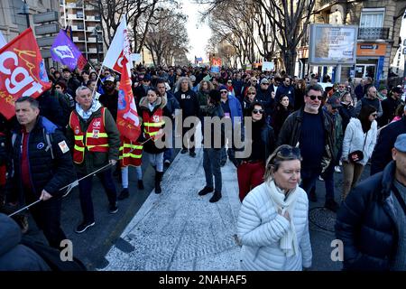 Marseille, Frankreich. 11. Februar 2023. Während der Demonstration marschieren Demonstranten durch die Straßen von Marseille. Auf Aufforderung mehrerer Gewerkschaften und anderer politischer Organisationen marschierten mehrere Tausend Menschen in den Straßen von Marseille und überall in Frankreich, um gegen die von der französischen Regierung gewünschte Rentenreform zu protestieren, die das Rentenalter von 62 auf 64 Jahre verschieben würde. Kredit: SOPA Images Limited/Alamy Live News Stockfoto