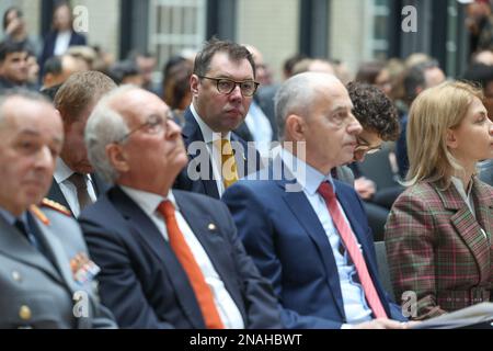 Berlin, Deutschland. 13. Februar 2023. Generalleutnant Carsten Breuer (l-r), Wolfgang Ischinger, ehemaliger Vorsitzender des MSC, Oleksii Makeiev, Botschafter der Ukraine in Deutschland, Mircea Geoana, Stellvertretender Generalsekretär der NATO, und der ukrainische Stellvertretende Ministerpräsident Olha Stefanischyna kommen zum Auftakt der Münchner Sicherheitskonferenz (MSC) in der Landesvertretung Bayerns. Kredit: Jörg Carstensen/dpa/Alamy Live News Stockfoto