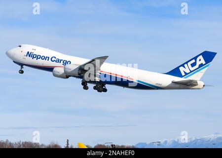 Nippon Cargo Airlines Boeing 747-8F startet. Flugzeug 747 Frachter der NCA-Fracht startet. Stockfoto