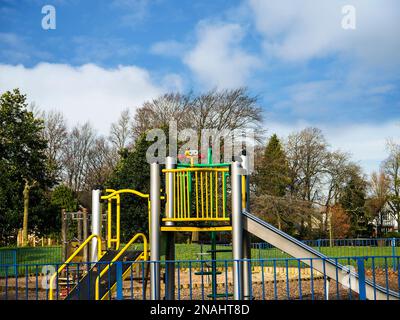 Fitnessgeräte für Erwachsene und Kinder stehen im Ightenhill Park in Burnley Lancashire zur Verfügung Stockfoto