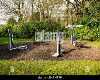 Fitnessgeräte für Erwachsene und Kinder stehen im Ightenhill Park in Burnley Lancashire zur Verfügung Stockfoto