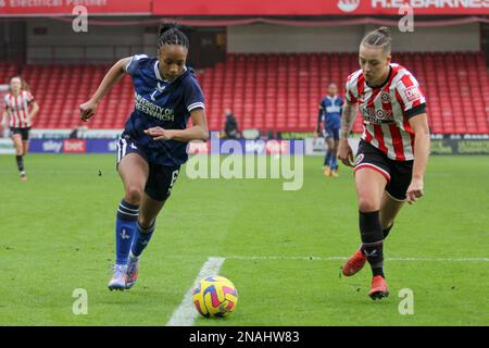 Sheffield, Großbritannien. 12. Februar 2023. Sheffield, England, Februar 12. 2023: Mel Johnson und Naomi Hartley jagen den Ball während Sheffield United gegen Charlton Athletic - Bramall Lane, Sheffield (Sean Chandler/SPP) Credit: SPP Sport Press Photo. Alamy Live News Stockfoto