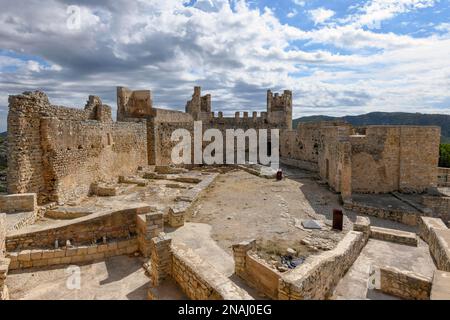 Ruinen des Castillo de Xivert, ursprünglich eine muslimische Festung aus dem 11. Jahrhundert, in der Nähe von Alcala de Xivert, Sierra de Irta, Provinz Castellon Stockfoto