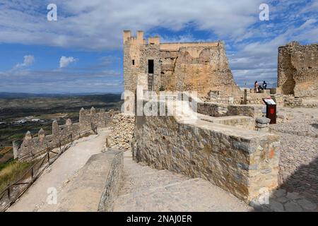 Ruinen des Castillo de Xivert, ursprünglich eine muslimische Festung aus dem 11. Jahrhundert, in der Nähe von Alcala de Xivert, Sierra de Irta, Provinz Castellon Stockfoto