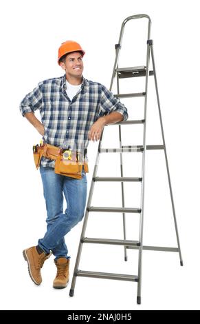 Professioneller Baumeister in der Nähe von Metallleiter auf weißem Hintergrund Stockfoto