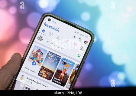 Portugal, Vilamoura, 02.01.2023. Smartphone in der Hand mit Facebook-Logo, Social-Media-Unternehmen Facebook, Meta, soziale Medien. Stockfoto