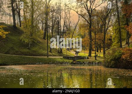 Herbst in Lettland, Stadtpark in der Stadt Cesis im nördlichen Teil des zentralen Vidzeme-Uplands. Stockfoto