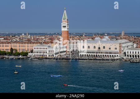 Schiffsverkehr vor dem Campanile San Marco, Markusturm und Dogenpalast, San Marco Viertel, Venedig, Venetien Region, Italien Stockfoto