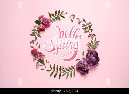 Hallo Frühling. Rahmen aus wunderschönen Blumen auf pinkfarbenem Hintergrund, flach liegend Stockfoto