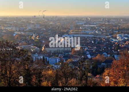 Blick vom Turmberg in Richtung Durlach mit Stadtkirche und Rathaus, im Hintergrund die Stadt Karlsruhe, Herbst, Karlsruhe Stockfoto