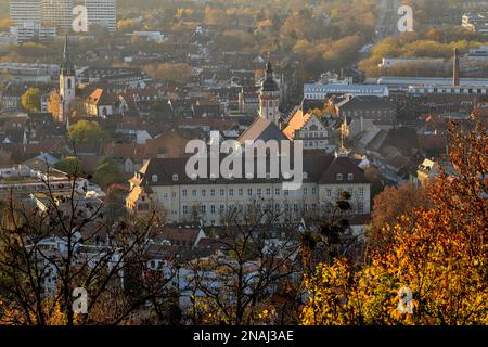 Blick vom Turmberg in Richtung Durlach mit Stadtkirche und Rathaus, im Hintergrund die Stadt Karlsruhe, Herbst, Karlsruhe Stockfoto