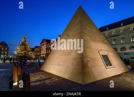 Beleuchtete Pyramide auf dem Marktplatz, Weihnachtsmarkt, Blaue Stunde, Karlsruhe, Baden-Württemberg, Deutschland Stockfoto