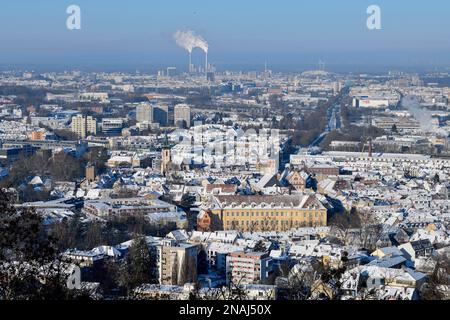 Blick vom Turmberg nach Durlach mit Stadtkirche und Rathaus, im Hintergrund Karlsruhe, Schnee, Baden-Württemberg, Deutschland Stockfoto