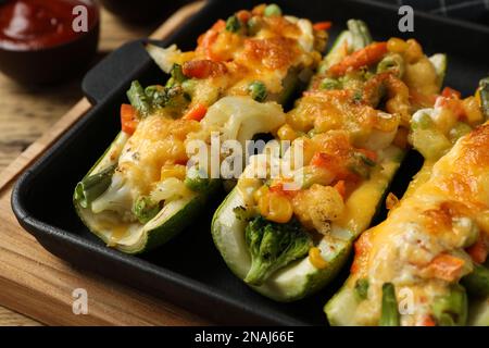 Backform mit leckeren gefüllten Zucchinis, Nahaufnahme Stockfoto