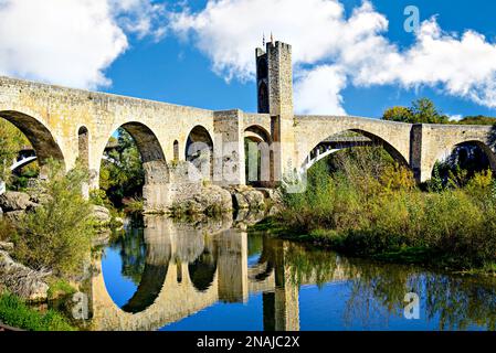 Berühmte mittelalterliche Brücke über den Fluss Fluvia im mittelalterlichen Dorf de Besalú, Girona, Katalonien, Spanien Stockfoto