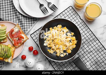 Leckeres Frühstück serviert auf einem weißen Marmortisch, flach liegend Stockfoto