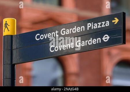 Ein Straßenschild am westlichen Ende von London, Großbritannien, gibt Fußgängern Wegbeschreibungen, die in Richtung Covent Garden unterwegs sind Stockfoto