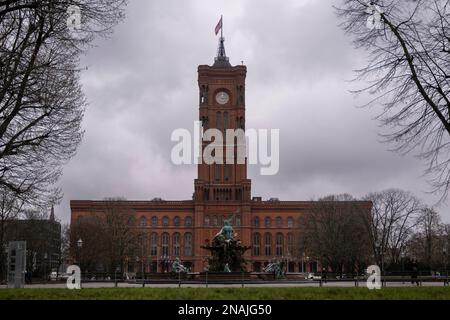 Berlin, Deutschland. 13. Februar 2023. Der Turm des Rotes Rathaus, Sitz des Berliner Bürgermeisters, erhebt sich in den Himmel. Kredit: Monika Skolimowska/dpa/Alamy Live News Stockfoto