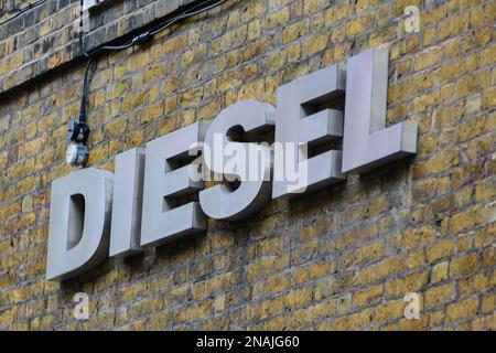 Ein Schild vor einem Diesel-Laden im Zentrum von London gibt Kunden und Touristen in der britischen High Street Werbung für den Modeladen. Stockfoto