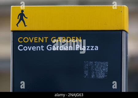 Ein Wegweiser im West End von London führt Fußgänger und Gehgänger in Richtung Covent Garden Piazza. Stockfoto