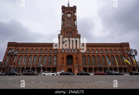 Berlin, Deutschland. 13. Februar 2023. Der Turm des Rotes Rathaus, Sitz des Berliner Bürgermeisters, erhebt sich in den Himmel. Kredit: Monika Skolimowska/dpa/Alamy Live News Stockfoto