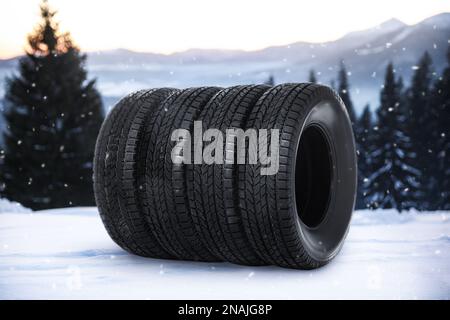 Satz neuer Winterreifen im Freien auf Schnee Stockfoto