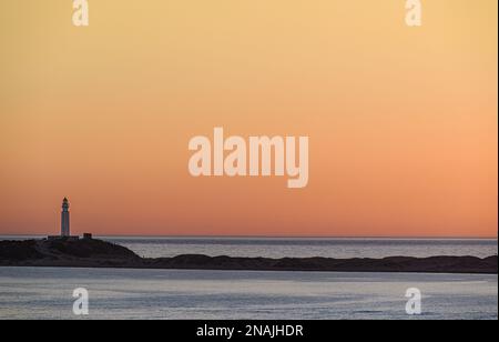Wunderschöner Sonnenuntergang am Strand von Los Caños de Meca mit dem Hintergrund des Trafalgar Leuchtturms, Barbate, Cadiz Stockfoto