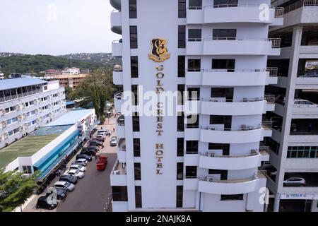 Mwanza, Tansania - 01.02.2023 - Gold Crest Hotel im Stadtzentrum von Rock City. Luxuriöse Unterkunft am Victoria-See Stockfoto