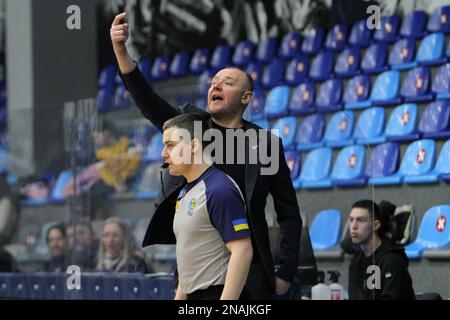 DNIPRO, UKRAINE - 11. FEBRUAR 2023 - der Cheftrainer von BC Dnipro Volodymyr Koval wird während des Spiels der ukrainischen Superliga Parimatch Runde 18 aga abgebildet Stockfoto