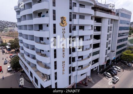 Mwanza, Tansania - 01.02.2023 - Gold Crest Hotel im Stadtzentrum von Rock City. Luxuriöse Unterkunft am Victoria-See Stockfoto